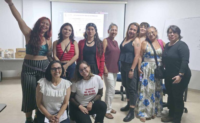 Grupo de mujeres posando de pie en un salón.