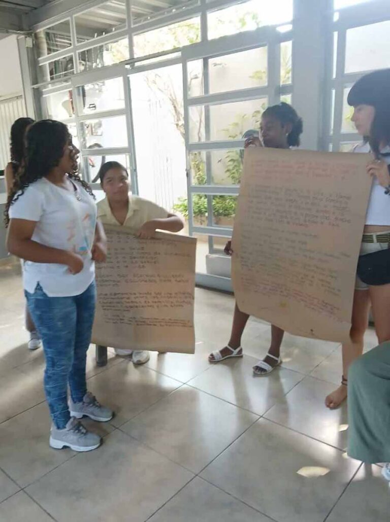 Mujeres de pie sosteniendo carteleras